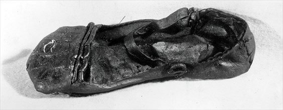 Woman's Horned Toe Shoe, England, 16th century.