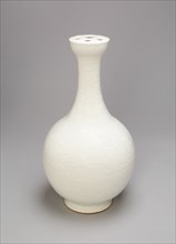 Bottle-Shaped Vase for Incense Sticks or Flowers, Ming dynasty (1368-1644) or Qing dynasty (1644-1911), c. late 17th/18th century.