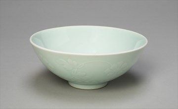 Bowl with Blossoms and Radiating Petals, Qing dynasty (1644-1911), Yongzheng period (1723-1735).
