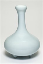 Globular Vase with Tall Neck, Qing dynasty (1644-1911), Qianlong reign mark and period (1736-1795).