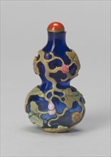 Gourd-Shaped Snuff Bottle with Trailing Vines and Flower Heads, Qing dynasty (1644-1911), 1740-1800.