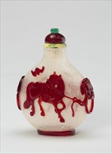 Snuff Bottle with Saddled and Bridled Horses Tethered to Mock Ring Handles, Qing dynasty (1644-1911), 1760-1810.