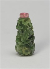 Gourd-Shaped Snuff Bottle with a Butterfly, Trailing Tendrils, and Fruit Branches, Qing dynasty (1644-1911), 1750-1800.