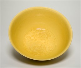 Bowl with Dragons, Qing dynasty (1644-1911), mark and period of Kangxi (1662-1722).