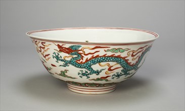 Bowl with Dragons Chasing Flaming Pearls amid Clouds, Ming dynasty (1368-1644), Jiajing reign mark and period (1522-1566).