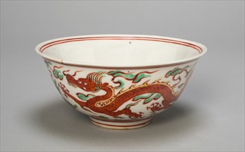 Bowl with Dragons Chasing Flaming Pearls amid Clouds, Ming dynasty (1368-1644), 16th century.