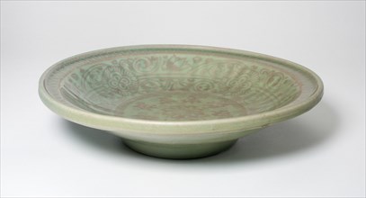 Ribbed Dish with Floral Scrolls, Ming dynasty (1368-1644), 14th/15th century.
