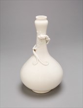 Bottle-Shaped Vase with a Lizard, Ming dynasty (1368-1644) or Qing dynasty (1644-1911), c. late 17th/18th century.