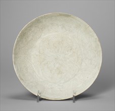 Dish with Floral Scrolls, Song dynasty (960-1279).