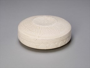 Covered Circular Box with Floral Medallion, Serrated Leaves, and Lotus Petals, Liao dynasty (907-1124), 10th century.