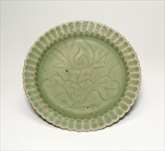 Foliate Dish with Lotus Flower, late Southern Song (1127-1279)/early Yuan dynasty (1279-1368), late 13th century.