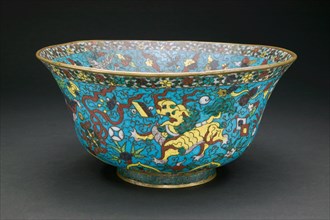 Bowl with Mandarin Ducks, Cranes, Auspicious Creatures, and Stylized Flowers, Ming dynasty (1368-1644), first half of 16th century.