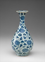 Bottle Vase with Peony Scrolls, Ming dynasty (1368-1644), late 14th century.