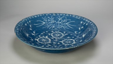 Dish with Chrysanthemums and Stylized Floral Scrolls, Ming dynasty (1368-1644), 15th century.