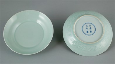 Dish with Waves, Qing dynasty (1644-1911), Yongzheng reign mark and period (1723-1735).