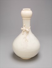 Bottle-Shaped Vase with Lizard, Ming dynasty (1368-1644) or Qing dynasty (1644-1911), c. late 17th/18th century.