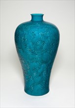 Bottle Vase (Meiping) with Dragons Rising from Waves, Qing dynasty (1644-1911), Yongzheng period (1723-1735).