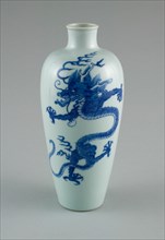 Vase with Dragons, Qing dynasty (1644-1911), Kangxi period (1662-1722).