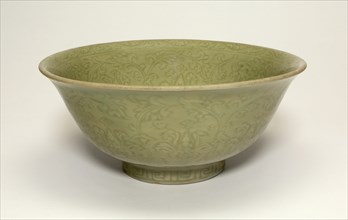 Bowl with Floral and Leaf Sprays, Ming dynasty (1368-1644).