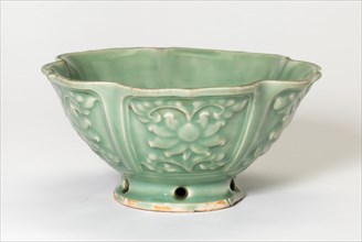 Foliate Bowl with Lotus Flowers, Ming dynasty (1368-1644).