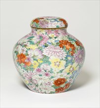 Covered Jar with Thousand Flowers (Millefleurs) Design, Qing dynasty (1644-1911), probably Jiaqing period (1796-1820).