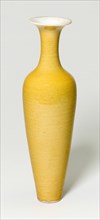 Amphora-Shaped Vase, Qing dynasty (1644-1911), Kangxi reign mark and period (1662-1722).