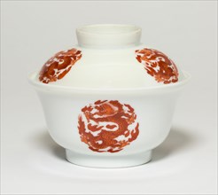 Covered Bowl with Dragon Medallions, Qing dynasty (1644-1911), late 18th/19th century.