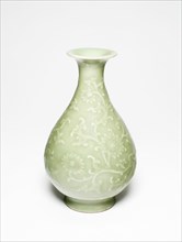 Pear-Shaped Vase with Floral Scrolls, Qing dynasty (1644-1911), Qianlong reign mark (1736-1795), 18th/19th century.