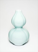 Lobed Gourd-Shaped Vase, Qing dynasty (1644-1911), Qianlong reign mark (1736-1795), c. 19th/20th century.