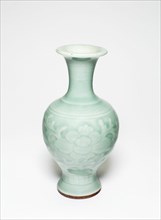 Baluster-Shaped Vase with Peony Flowers, Qing dynasty (1644-1911), 18th/19th century.