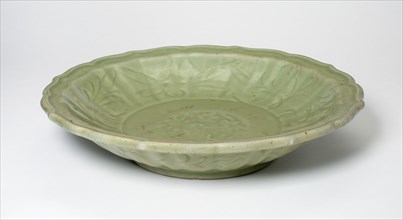 Dish with Flowers and Foliate Rim, Ming Dynasty (1368-1644).