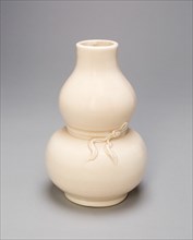 Gourd-Shaped Vase with Encircling and Twisted Rope, Ming dynasty (1368-1644) or Qing dynasty (1644-1911), c. late 17th/18th century.