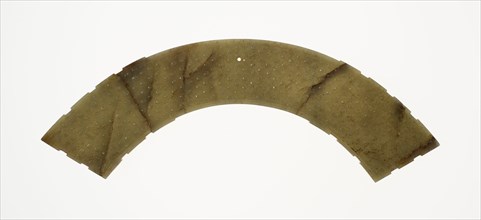 Arc-shaped pendant (huang), Eastern Zhou dynasty period, c. 4th century B.C.