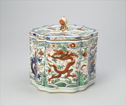 Covered Hexagonal Lobed Jar with Dragons Chasing a Flaming Pearl, Ming dynasty (1368-1644), Wanli reign mark and period (1573-1620).