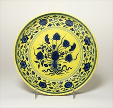 Dish with Floral Bouquet Tied with a Ribbon Encircled by Chrysanthemum and Peony Scrolls, Qing dynasty (1644-1911), Yongzheng reign mark and period (1723-35).