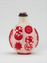 Snuff Bottle with Various Free-Floating Flower Heads and Fruits, Qing dynasty (1644-1911), 1750-1830.