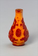 Pear-Shaped Snuff Bottle with Stylized Dragons and Stylized "Shou" (Longevity) Character, Qing dynasty (1644-1911), 1730-1800.