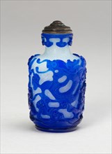 Snuff Bottle with Two Five-Clawed Dragons above Waves, Qing dynasty (1644-1911), 1790-1850.