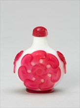 Snuff Bottle with Seven-Petal Flower Heads, Qing dynasty (1644-1911), 1760-1830.