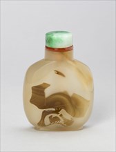 Snuff Bottle with a Hawk and a Bear beneath a Tree, Qing dynasty (1644-1911), 1820-1880.
