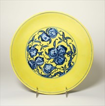 Dish with Peaches and Morning Glory, Qing dynasty (1644-1912), probably 19th century.