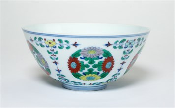 Bowl with Floral Medallions and Stems, Qing dynasty (1644-1911), Yongzheng reign mark and period (1723-1735).