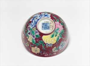 Bowl with Peonies, Qing dynasty (1644-1911), Jiaqing period (1796-1821).