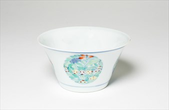 Bowl with Medallions of Flowers, Qing dynasty (1644-1911), Kangxi (1662-1722) or Yongzheng period (1723-1735), late 17th / early 18th century.