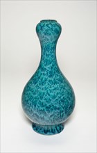 Bottle with Garlic-shaped Mouth, Qing dynasty, Qianlong reign (1736-1795).