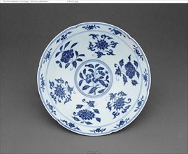 Blue and White 'Floral' Bowl, Ming dynasty (1368-1644), Xuande  reign mark and period (1426-1435).
