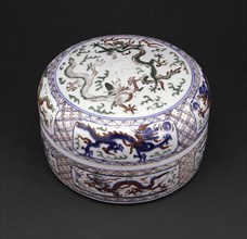 Wucai 'Dragon' Box and Cover, Ming dynasty (1368-1644), Wanli reign mark and period (1563-1620).