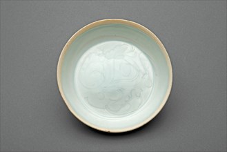 Dish with Sketchy Floral Scrolls, Song dynasty (960-1279).