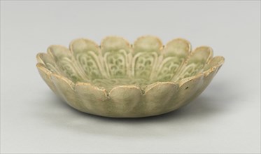 Scalloped Dish with Stylized Floral Sprays and Sickle-Leaf Scrolls, Northern Song (960-1127) or Jin dynasty (1115-1234), 12th/13th century.