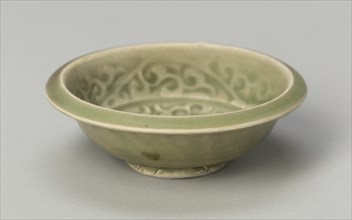 Basin with Stylized Flowers and Sickle-leaf Scrolls, Southern Song (1127-1279) or Yuan dynasty (1271-1368), c. 13th/14th century.